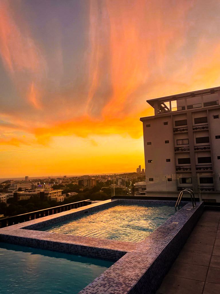 Pool bei Sonnenuntergang