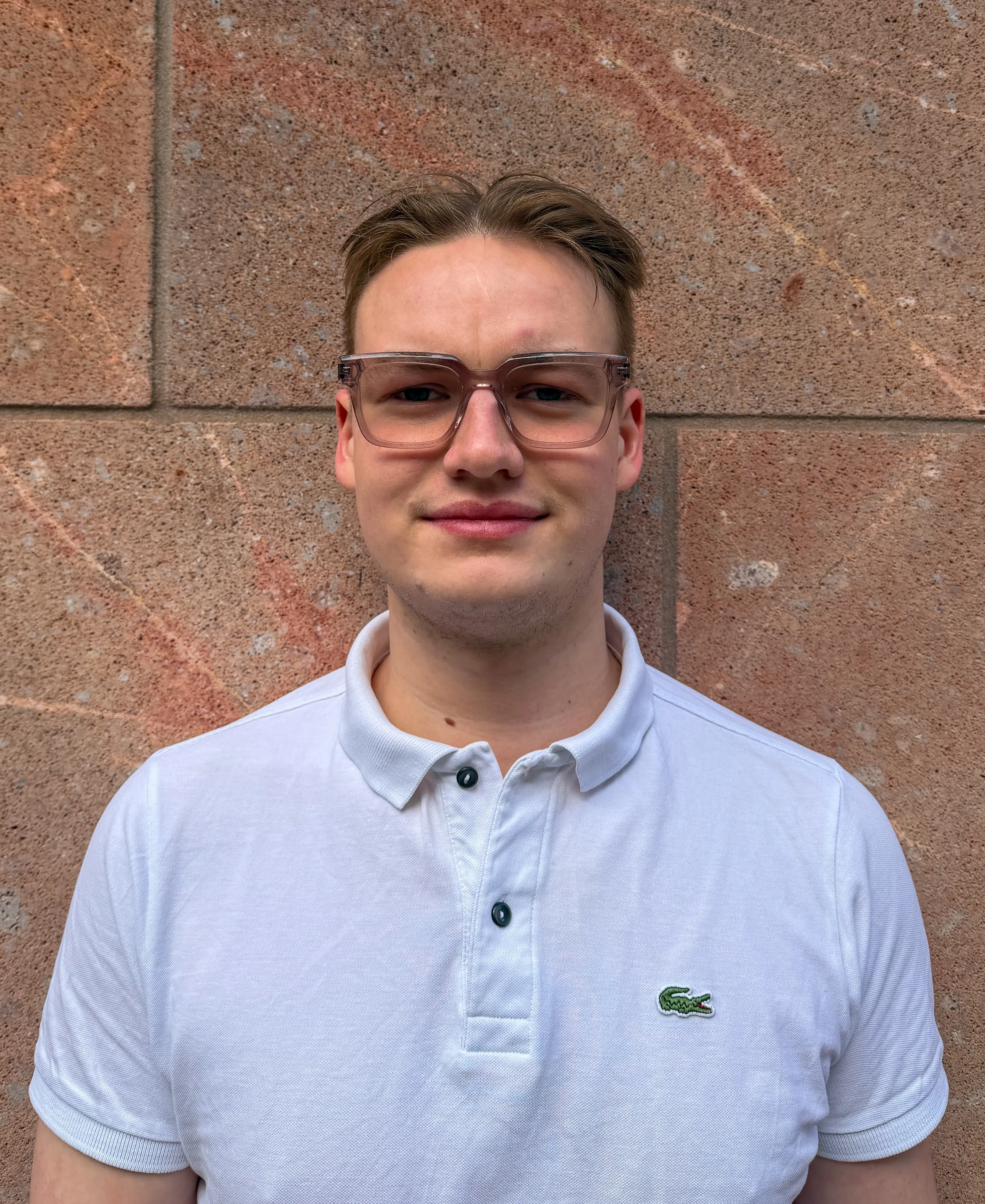 Portrait von Titus Haack vor einer Wand
